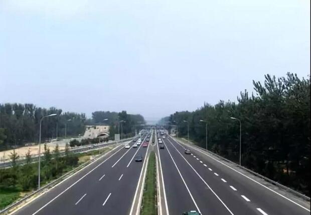 间断性踩油门的操作，能让我们在行驶时省油吗？
